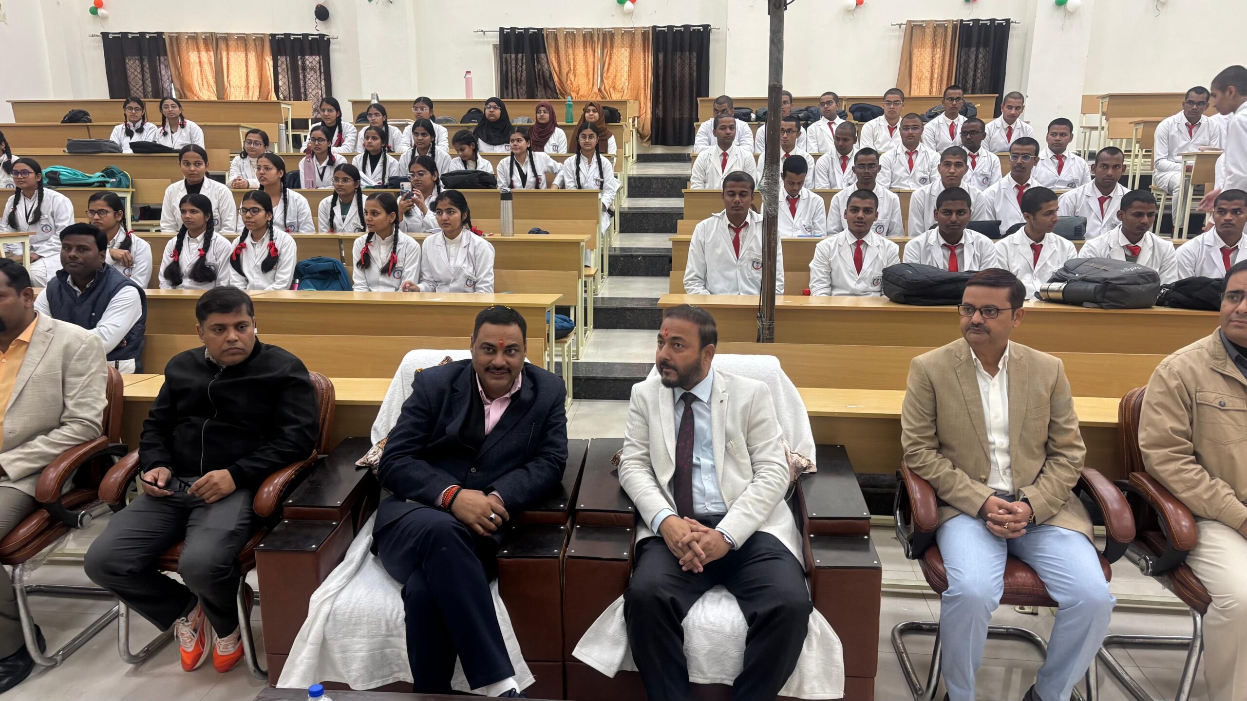 नव प्रवेशित MBBS छात्रों के लिए मिर्ज़ापुर मेडिकल कॉलेज में ‘चरक शपथ समारोह’ आयोजित