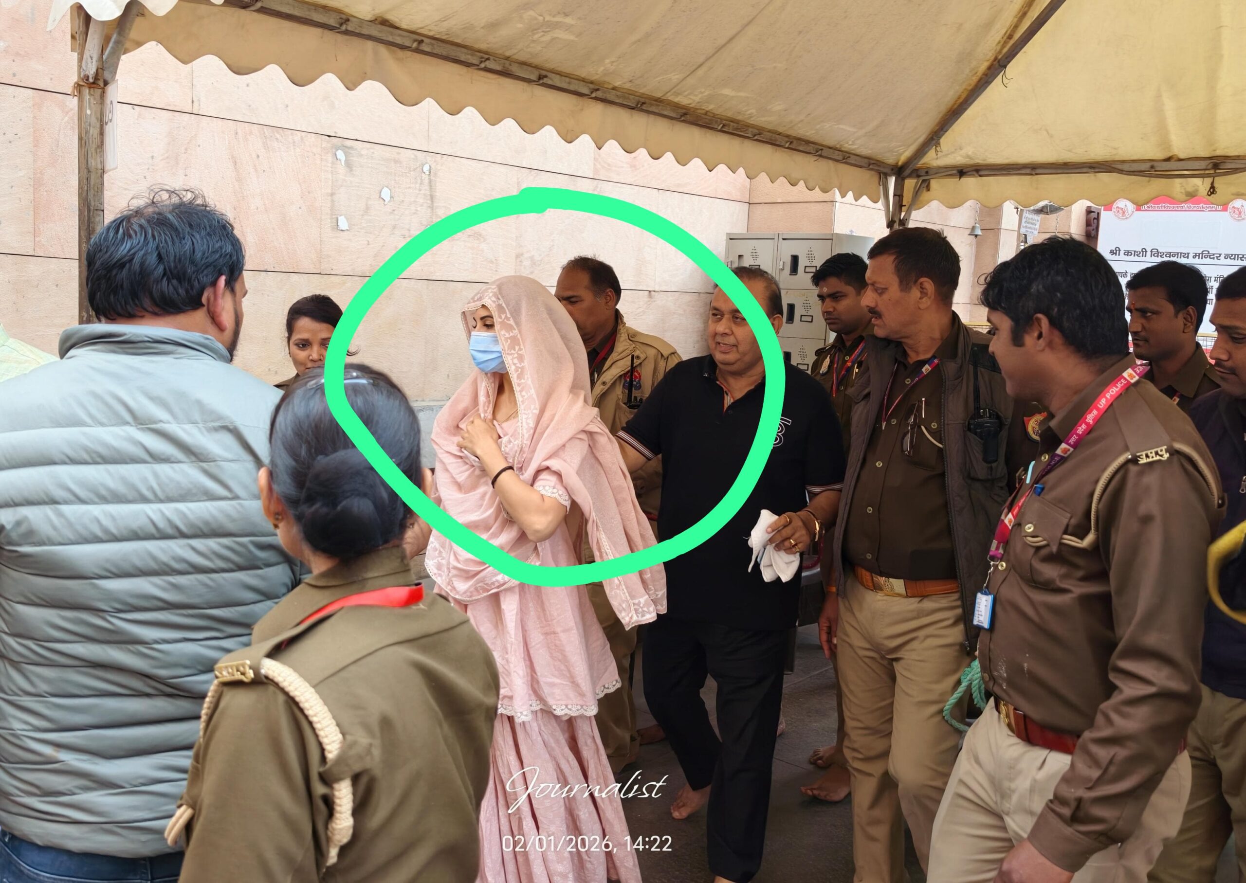 जैकलिन फर्नांडीज ने काशी विश्वनाथ मंदिर में किए बाबा के दर्शन, की वाराणसी की सुंदरता की तारीफ