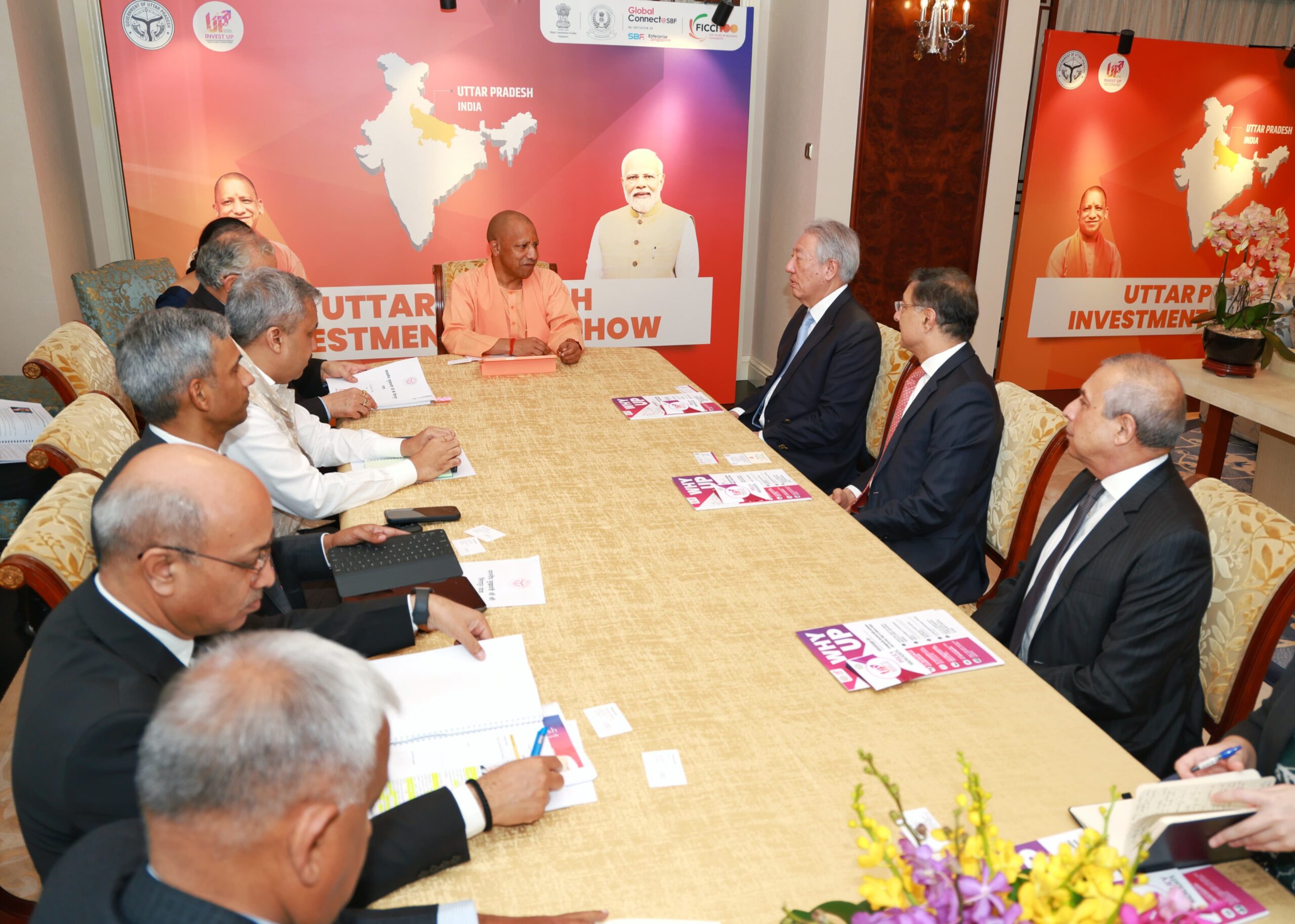 सिंगापुर दौरे पर योगी, टेमासेक के चेयरमैन से मुलाकात डेटा सेंटर और नवीकरणीय ऊर्जा में निवेश पर चर्चा