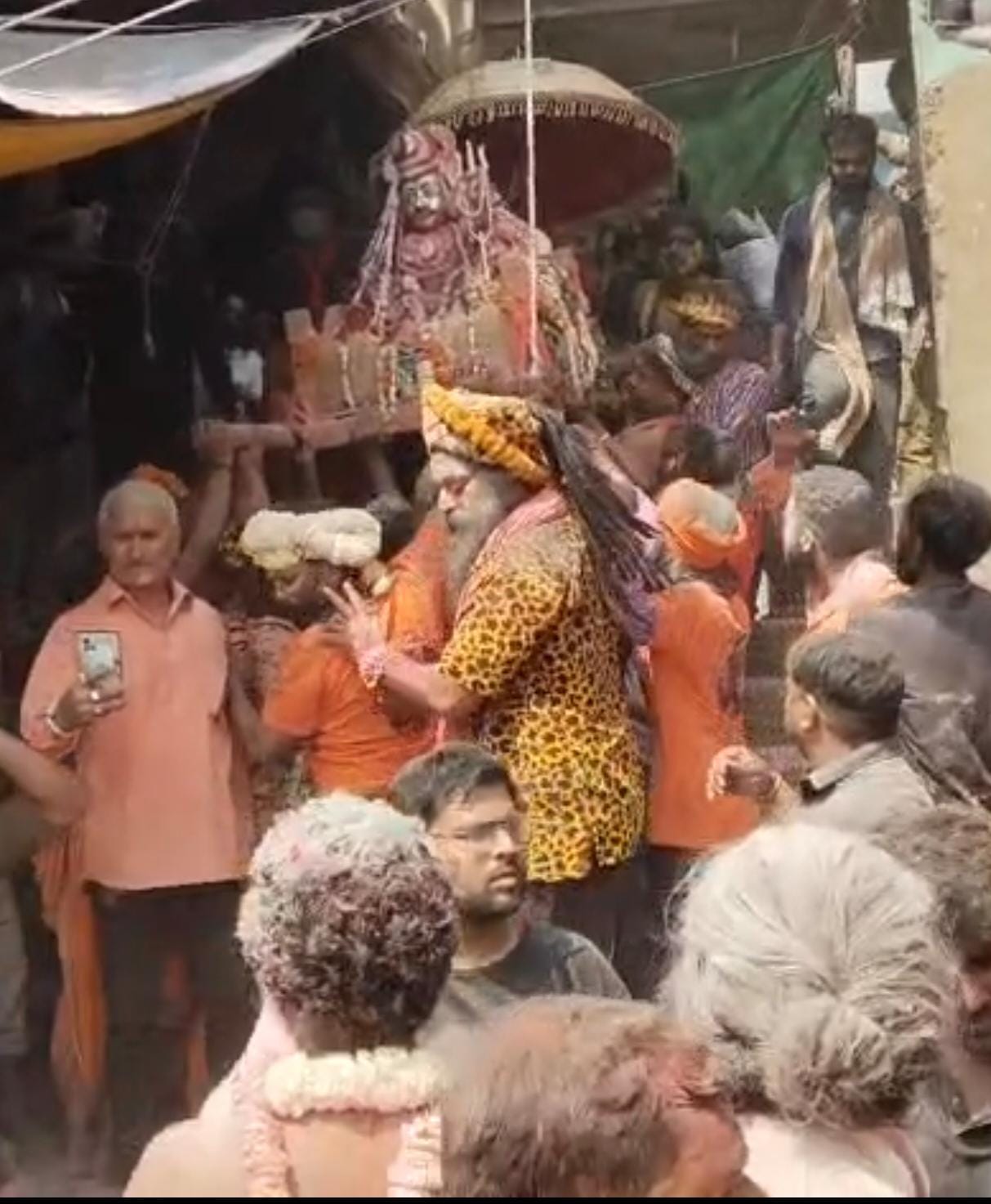 वाराणसी में निभाई गई सदियों पुरानी परंपरा मसान की होली में चिता की भस्म से सजा बाबा का दरबार