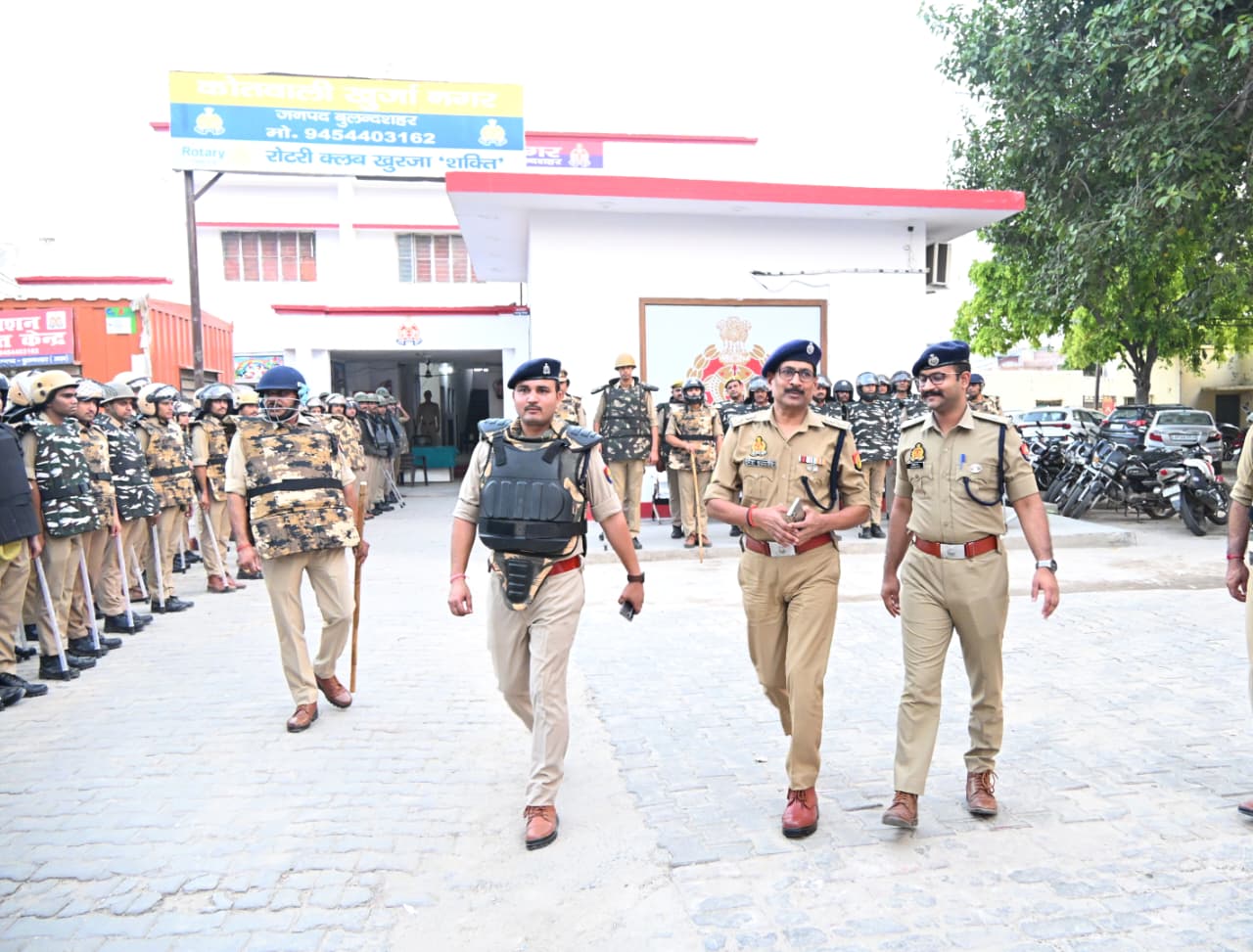 वरिष्ठ पुलिस अधीक्षक बुलन्दशहर द्वारा आगामी बकरीद पर्व के दृष्टिगत थाना खुर्जा नगर क्षेत्र में किया गया पैदल मार्च।