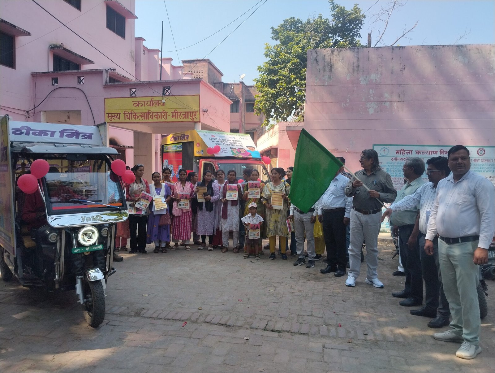 मिर्जापुर में स्वास्थ्य विभाग ने निकाली टीकाकरण जागरूकता रथ यात्रा, CMO ने हरी झंडी दिखाकर किया रवाना